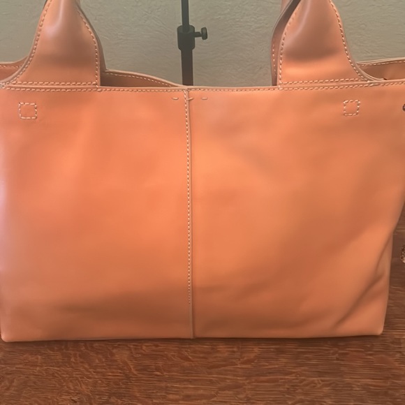 G.I.L.I. Large Leather Tote - Picture 2 of 16